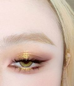 Golden Eye Makeup Aesthetic, Hooded Eye Gold Makeup, Eyeshowdow Looks, Earth Toned Makeup, Golden Douyin Makeup, Gold Angel Makeup, Yellow Douyin Makeup, Golden Eye Makeup Look, Gold Natural Makeup