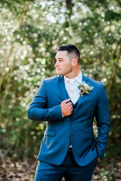 The groom poses for his photo in a navy suit and rustic flowers for his boutonnière. | Photo: Rachel Driskell Photography | #weddingsinhouston #houstonwedding #countrywedding #westernwedding #outdoorwedding #bride #bridesmaids #Texaswedding Cream Wedding, Professional Wedding Photography, Groom Poses, Rustic Flowers, Navy Suit