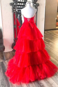 Платье для выпускного вечера с низкоуровневым тюлем Red Tulle Dress For Red Carpet, Red Tulle Dress For Gala, Red Tulle Evening Dress For Gala, Red Tulle Dress With Sweetheart Neckline, Elegant Red Dress With Tulle Skirt, Red Tulle Evening Dress With Sweetheart Neckline, Red Tulle Dresses For Prom Season, Red Tulle Prom Gown, Red Tulle Gown With Ruffles