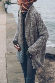 15 Cardigans que desearás usar durante los días fríos Batwing Cardigan, Bridget Bardot, Pullover Outfit, Sweater Layering, Outfit Trends, Chunky Knits Sweater, 가을 패션, Fall Sweaters