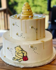 a winnie the pooh cake with honey on top