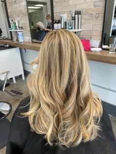 Cool Tone Blonde Highlights, Wet Blonde Hair, Full Blonde Balayage, Light Golden Blonde Hair, Cool Tone Blonde, Money Blonde, Full Blonde, Blonde Hair Colour Shades, Blonde Balayage Hair