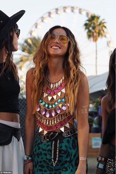 Hippy Vibes Ultra Music Festival Outfits, Vetement Hippie Chic, Boho Festival Outfit, Festival Outfit Inspiration, Coachella Looks, Fashion Trend Board, Singer Fashion, Leather Dress Women, Look Festival