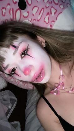 clown makeup insta @wyn7er Pink And White Clown Makeup, Cosplay Face Paint Ideas, Scary Cute Clown Makeup, Neon Clown Makeup Easy, Pink Clown Makeup Easy, Pink Juggalo Makeup, Clown Makeup White Face, Easy Clown Makeup Simple Cute, Clown Makeup Neon