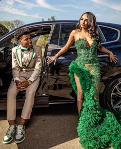 Prom Dresses 2024 Green, Green Prom Dress Couple, Green Prom Dresses Black Women, Homecoming Couple, Partner Poses, Homecoming 2024, Girl Prom