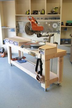 an image of a table sawing with the words diy written in chinese on it