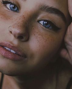 Freckles Makeup, Make Up Foundation, Beautiful Freckles, Pretty Eyes, Aesthetic Makeup, Makeup Trends, Beautiful Eyes, Pretty Face, Pose Reference