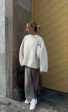 Cute Fall Europe Outfits, Nyc Ootd Summer, Layered Comfy Outfits, Comfy Summer To Fall Outfits, Street Style Office Work Outfits, Big Sweater Work Outfit, Modern Luxury Fashion, Berlin Going Out Outfit, Oversized Chic Outfit