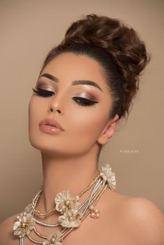 Elegant Eye Makeup For Brown Eyes, Evening Look Makeup, Hairstyle For Event, Vintage Bridal Makeup, Special Event Makeup, Evening Eye Makeup, Bridal Eye Makeup