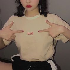 ♀ ᴘɪɴᴛᴇʀᴇsᴛ: ʙᴇsᴛʙʏᴍʏsᴇʟғ ♀ 90's Fashion, Music Fashion, Fashion Korean, Aesthetic Grunge, Photo Instagram, Girl Icons, Ulzzang Girl, Aesthetic Girl, Shirts For Girls