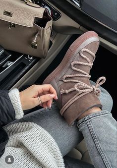 Trendy Winter Boots Snow, Snow Boots Aesthetic, Winter Boots 2022, Trendy Winter Boots, Boots 2022, Best Winter Boots, Cute Nike Shoes, Trendy Winter, Winter Walk