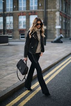 Flare Jeans Outfit Winter, Winter Pants Outfit, Jeans Outfit Winter, Walking Down The Street