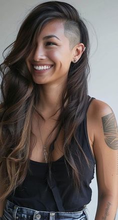 Explore 20 breathtaking hairstyles that masterfully combine long hair with shaved sides. This chic and edgy look is perfect for anyone eager to experiment with their style. Long Hair Shaved Sides, Half Shaved Hair, Shaved Side Hairstyles, Edgy Hair, Penteado Cabelo Curto, Undercut Hairstyles, Trending Hairstyles