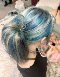 Hair Dye Inspo For Blondes, Unique Hair Dye Ideas Blonde, Colour Streaks In Hair, Blue And White Hair Aesthetic, Coloured Highlights Blonde Hair, Scene Hair Dye Ideas, Color Streaks In Hair, Skunk Hair Blonde, Striped Hair Dye