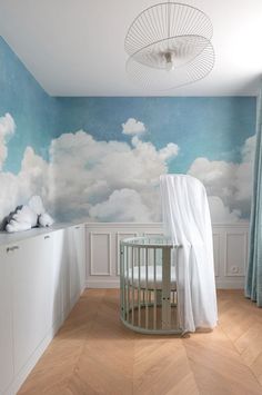 Photo Laura Jacques Cloud Wallpaper Bedroom, Decor Inspiration Diy, Clouds Nursery, Baby Boy Room Decor, Bedroom Murals, Nursery Room Boy, Blue Nursery