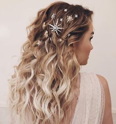 The holidays are here. Get your strands in the spirit with 13 Christmas hairstyles for every party this season. Edgy Bridal Hair, Hair Styles Christmas, Christmas Party Hair, Teenage Style, Christmas Party Accessories, Winter Hair Trends, Christmas Party Hairstyles, Bohemian Wedding Hair