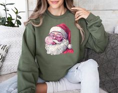 Retro Santa Sweater, Vintage Santa Bubble Gum Christmas Sweatshirt, Retro Santa Claus, Cute Christmas Tee, Holiday Clothing Women, Chrıstmas Family Sweaters PLEASE READ THE ORDERING INSTRUCTIONS BEFORE PURCHASING ### HOW TO ORDER ### 1-) Please Check and Review all Photos. 2-) Select Your Sweatshirt/ Hoodie Size and  Color from the drop-down menus. 4-) Choose The Quantity you want. 5-) Click ADD TO CART. And, you can go back to add more products to your cart or You can complete the checkout process. 6-) Please click "Proceed to Check Out" 💌 You can contact me anytime with your questions and we can discuss important details about your order 💜 Unisex adult sweatshirt and hoodies.- Materials: 50/50 cotton/polyester.  Please check the photos and size charts carefully before placing the order Family Sweaters, Family Sweater, Santa Sweater, Mom Graphic Tees, Holiday Outfits Women, Pull Rose, Santa Sweatshirt, Retro Santa, Jolly Holiday