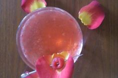 Deliciously easy Pink Rose Cocktail - it's like a bouquet that you can taste! Pink Pigeon, Alcoholic Treats, Rose Syrup, Pink Cocktails, Spring Cocktails, Pink Martini, George Bernard Shaw