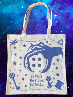 Coraline Tunnel, Anime Tote Bag, Sublimacion Ideas, Frida Art, Be Wise, Halloween Tote Bag, Button Eyes, Trendy Tote Bags