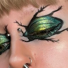 𓍊𓋼 𝕰𝖒𝖟 𝕱𝖆𝖊 𓋼𓍊 on Instagram: "funky beetle / bug makeup 🪲‧ ₊˚𖦹 ࣪. inspired by @oatmilkmakeup ♡ ✧･ﾟ: *✧ ･ﾟ 🏷️ —  #editorial #editorialmakeup #beetle #bugmakeup #makeup #softlook #fairy #fairycore #alternative #alt #alternativefashion #angelcore #blackandwhite #piercings #explore #explorepage #girlswithpiercings #lgbtq #graphicmakeup #nonbinary #enby #aesthetic #darkfairy #graphicliner #cutemakeup" Blue Beetle Makeup, Halloween Editorial Makeup, Halloween Costume Nonbinary, Beetle Halloween Costume, Moth Face Makeup, Moth Man Makeup, Forehead Makeup Art, Bug Makeup Halloween, Bug Makeup Looks