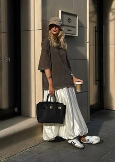 Looks Adidas, Adidas Samba Outfit, Samba Outfit, Balloon Skirt, Style Casual Chic, Spring Look, Cooler Look, Outfit Trends, Look Of The Day