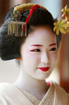 fagli anche i capelli e il ventaglio Color Trios, Tato Geisha, Art Geisha, Geisha Makeup, Geisha Tattoo, Memoirs Of A Geisha, Geisha Art, Japanese Makeup, Japanese Geisha