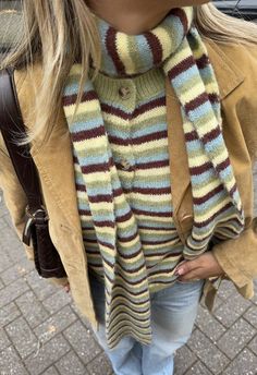 Aesthetic Scarf, Scarf Aesthetic, Striped Sweater Outfit, Cold Fashion, Fall Fit, Causal Outfits, Outfit Inspiration Fall, Knitting Girls