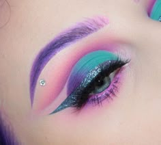 15 Maquillajes galácticos para crear tu propio universo Makeup Names, Fantasy Make-up, Make Up Designs, Drag Make-up, Bronze Makeup, Kawaii Makeup, Smink Inspiration, Makijaż Smokey Eye, Colorful Eye Makeup