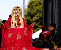 Saudi woman dressed in traditional bride dress | © Greg Ari Traditional Bride Dress, Sudanese Bride, Edit Image, Crop Pictures, Arab Wedding, Muslim Bride, International Style, Traditional Bride, المملكة العربية السعودية