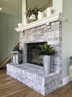 Colors to paint brick fireplace. Fireplace Painting, White Wash Fireplace, White Wash Brick Fireplace, Design Camino, Brick Fireplaces, White Brick Fireplace, Fireplace Redo, Painted Brick Fireplace, Painted Brick Fireplaces