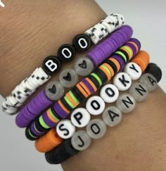 Clay Bead Bracelet Ideas Preppy Fall, Clay Bead Bracelet Ideas Fall, Bead Bracelet Words Ideas, Halloween Bracelet Ideas, Halloween Beaded Jewelry, Pulseras Kandi