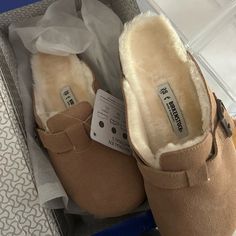 Birkenstock Clogs With Fur Inside. These Are So Comfy I Love Them But They Are Way Too Small For My Feet And I Lost The Receipt So I Can’t Return Them And They Don’t Have My Size To Exchange. Birkenstock Clogs With Fur, Fluffy Birkenstock, Fuzzy Birks, Berken Stocks Shoes, Birkenstock Fur, Birkenstocks Aesthetic, Pig Slippers, Clogs Outfit Fall, Birkenstock Clog