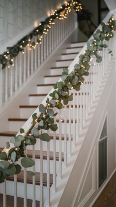 17 Christmas Stairway Ideas to Transform Your Home – Chic Nest Haven Closed Staircase Christmas Decor, Christmas Banister Decorations, Elegant Christmas Staircase, Stairway Decorating Christmas, Banister Decorations, Christmas Stairway, Wreath Lights, Nutcracker Table, Stair Garland