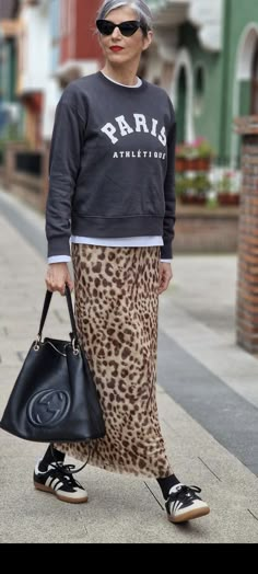 Classic Fashion Looks, Animal Print Outfits, Winter Fashion Outfits Casual, Leopard Skirt, Casual Chic Outfit, High Fashion Street Style, Fashion Over 50, Daily Fashion