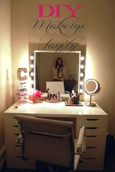 DIY Dresser Ideas for Teen Girls Bedroom | DIY Vanity by DIY Ready at http://diyready.com/diy-projects-for-teens-bedroom/ Diy Vanity Mirror, Diy Girls Bedroom, Diy Makeup Vanity, Diy Vanity, Living Modern, Diy Dresser, Photo Charms, Diy Projects For Teens