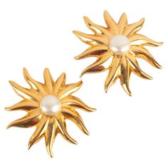 CHANEL - (Made in France) Golden metal clip-on earrings with costume pearly cabochons. Haute Couture Collection. Condition: Very good condition Dimensions: 6 cm x 6 cm SKU:BOB144 Sun Earrings, Charles Jourdan, French Clip, Chanel Earrings, Fly Girl, Vintage Clip, Italian Artist, Couture Collection, Flap Bag