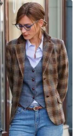 Mode Style Anglais, Look Retro, Country Fashion, A Jacket, Plaid Jacket, Style Mistakes, 가을 패션, Trench Coats