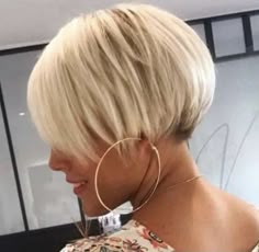 Coiffure courte Short Bob Long Pixie, Silver Hair Bob, Really Short Bob, Chic Short Hair, Messy Pixie Cuts, Short Hair Undercut, Messy Short Hair