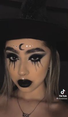 Costumes Brunette, Witchy Makeup, Pelottava Halloween, Maquillage Halloween Simple, Halloween Makeup Witch, Cute Halloween Makeup, Hot Halloween Outfits