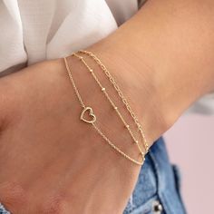 Cute Jewelry Bracelets Gold, Pretty Simple Jewelry, Gold Bracelet Heart, Gold Accessories Women, Jewelry Design Bracelets, Cute Gold Bracelet, Cute Heart-shaped Gold Jewelry, Delicate Gold Jewelry With Heart Detail, Delicate Gold Heart Jewelry