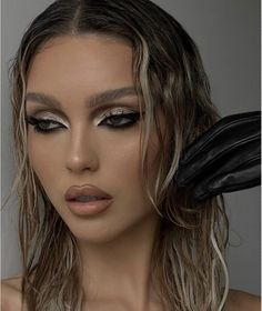 Supermodel Makeup, Bronze Makeup Look, Golden Makeup, Silver Eye Makeup, Maquillage On Fleek, Gold Makeup Looks, Metallic Makeup, Silver Makeup, Light Makeup Looks