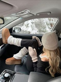 Uggs In Snow, Cold Fall Day Outfit, Cute Mountain Outfits, Laufey Christmas, Cabin Trip Outfit, Cabin Outfits, Trendy Uggs, Uggs Aesthetic