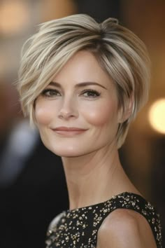 Click for More ➡️ | Save for Later ❤️  A side-swept pixie cut is chic and stylish. Champagne blonde adds a touch of elegance. (Side-Swept Pixie with Champagne Blonde - Hairstyles For Women Over 40 With Fine Hair) Savanna Chrisley, Hire Cut, Haircuts For Women Over 40, Long Hairstyles For Women, Champagne Blonde, Blonde Hairstyles, Silver Blonde, Side Swept, Stylish Haircuts