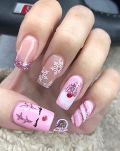 Nail Art Ideas For Christmas, Glittery Pink Nails Short, Pink Christmas Nail Designs Short, Christmas Pink Nail Designs, Short Nails Ideas For Christmas, Nail Ideas Acrylic Pink, Christmas Nail Art Designs Snowflakes, Christmas Decor Ideas Nails, Pink Glitter Christmas Nails