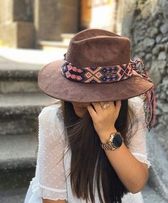 Outfit Vaquera, Hat Making Ideas, Hand Painted Hats, Mode Country, Western Vibes, Hat Bands, Painted Hats, Boho Inspiration