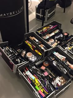 Ein Tag Backstage auf der Fashionweek Berlin. Ich nehme euch mit in den me collectors room und erzähle vom Alltag eines Make up Artist auf der Fashionweek. Kpop Backstage Room, Make Up Artist Job Aesthetic, Make Artist, Make Up Hooded Eyes, Makeup Artist Career, Beauty School Cosmetology, Makeup Collection Goals, Beauty Careers