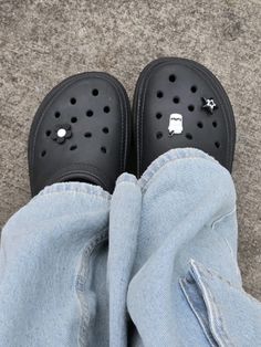 #crocs #stompclog #clog #crocsplataforma #platform #plataforma #fashion #clothing #moda #roupas #aesthetic #outifit #looks #shoes #sapatos #stompcrocs #chunky Clogs, Vision Board, Fashion Clothing, Pins, Clothes