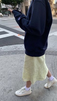 Billy B, Walking Down The Street, Woman Walking, Slip Skirt, Fashion Weeks, Mode Inspo, 가을 패션, Mode Vintage, Looks Style