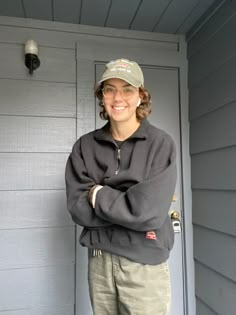 Lesbian Outfits Carhartt, Casual Masc Lesbian Outfits, Masc Lesbian Aesthetic Outfit, Masc Lesbian Outfits Aesthetic, Masc Lesbian Winter Outfits, Winter Lesbian Outfits, 90s Lesbian Fashion, Soft Butch Aesthetic, Chapstick Lesbian Outfits