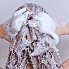 Sulfate vs Sulfate Free Shampoo: Is One Better Than The Other? Baking Soda Dry Shampoo, Baking Soda And Honey, Bar Shampoo, Baking Soda Shampoo Recipe, Apple Cider Vinegar Shampoo, Hair Dye Removal, Baking Soda For Hair, Honey Shampoo, Baking Soda Water